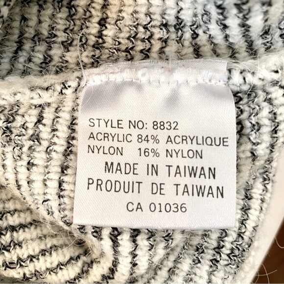 Vintage Gray and White Cozy Knit Sweater - Picture 9 of 11